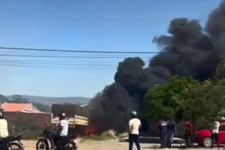achei-sudoeste-carreta-incendiada-em-guanambi
