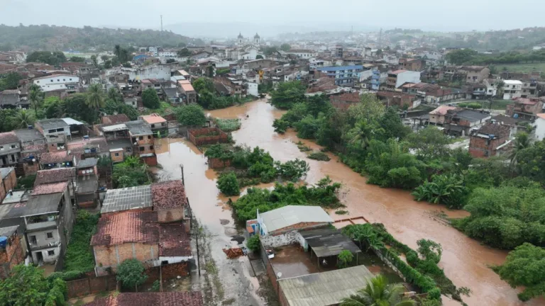 Fortes chuvas: Rio Subaé transborda e 80 famílias ficam desabrigadas em Santo Amaro