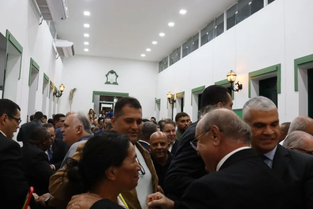 ACM neto recebe cidadania feirense e comenda maria Quitéria