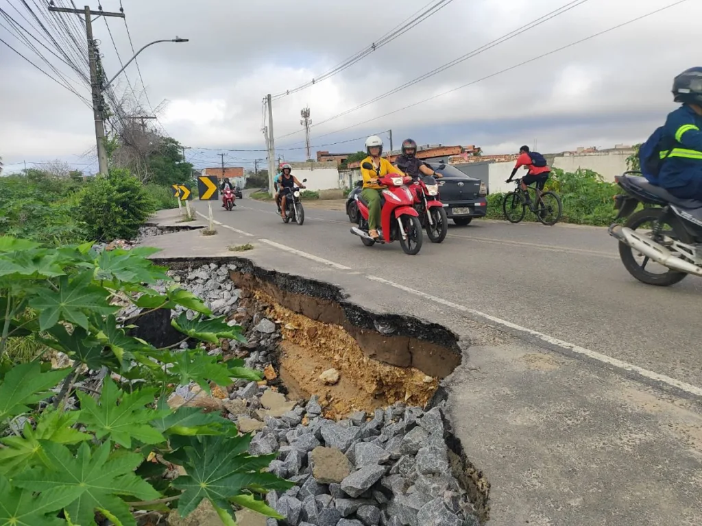buraco na Avenida Sergio carneiro em Feira de Santana