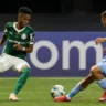 jogador Estêvão, da SE Palmeiras, disputa bola com o jogador do C Sporting Cristal