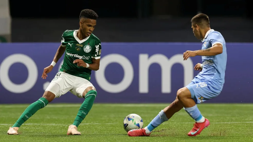 jogador Estêvão, da SE Palmeiras, disputa bola com o jogador do C Sporting Cristal