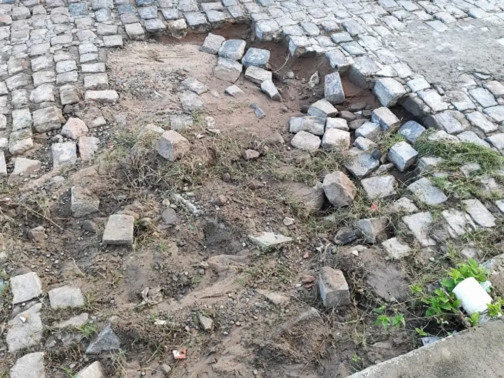 Moradores reclamam de ruas intrafegáveis em bairros de Feira de Santana