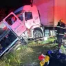 Carreta e micro-ônibus bateram de frente em acidente