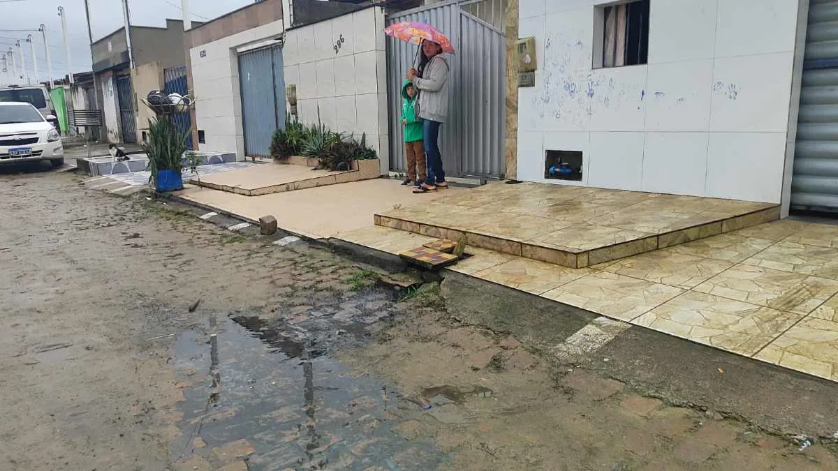 Moradores reclamam de esgoto a céu aberto em rua do bairro Conceição