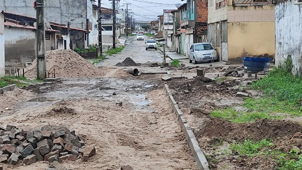 Obra parada na Rua Senegal, bairro Lagoa Grande, em Feira de Santana