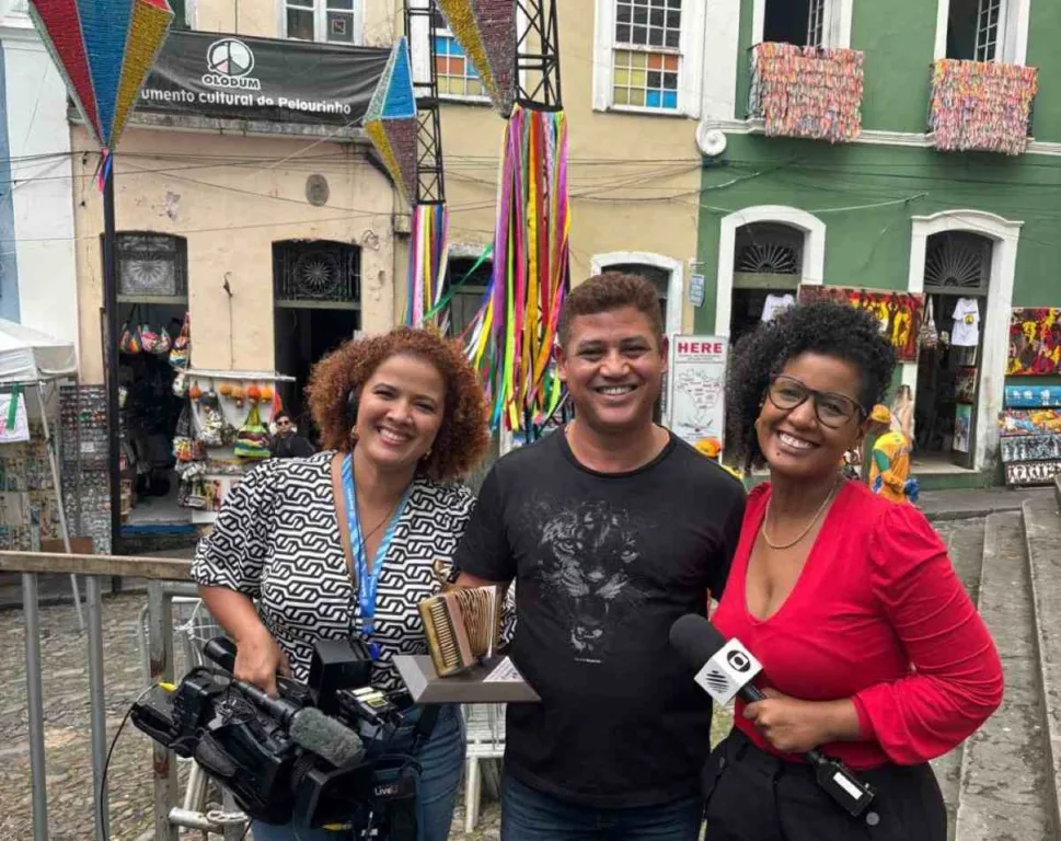 Cantor João Almeida relembra trajetória musical ao celebrar Troféu Zelito Miranda 2025