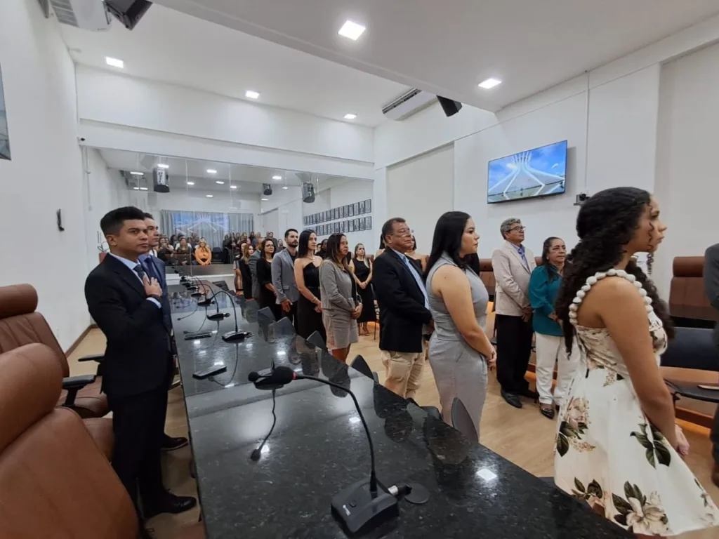 Empresário Ian Rebouças, da Rede de Farmácias Nordeste, recebe Título de Cidadão Feirense e Comenda Maria Quitéria