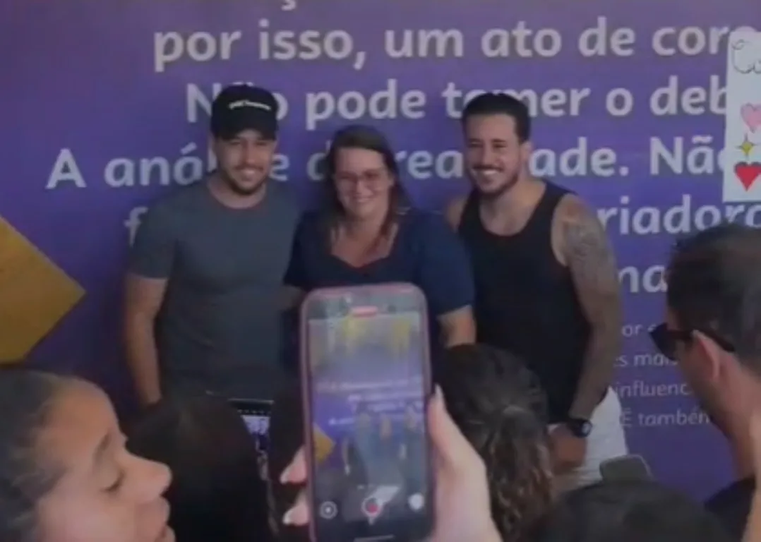 Iguinho e Lulinha visitam escola na Bahia após ônibus quebrar