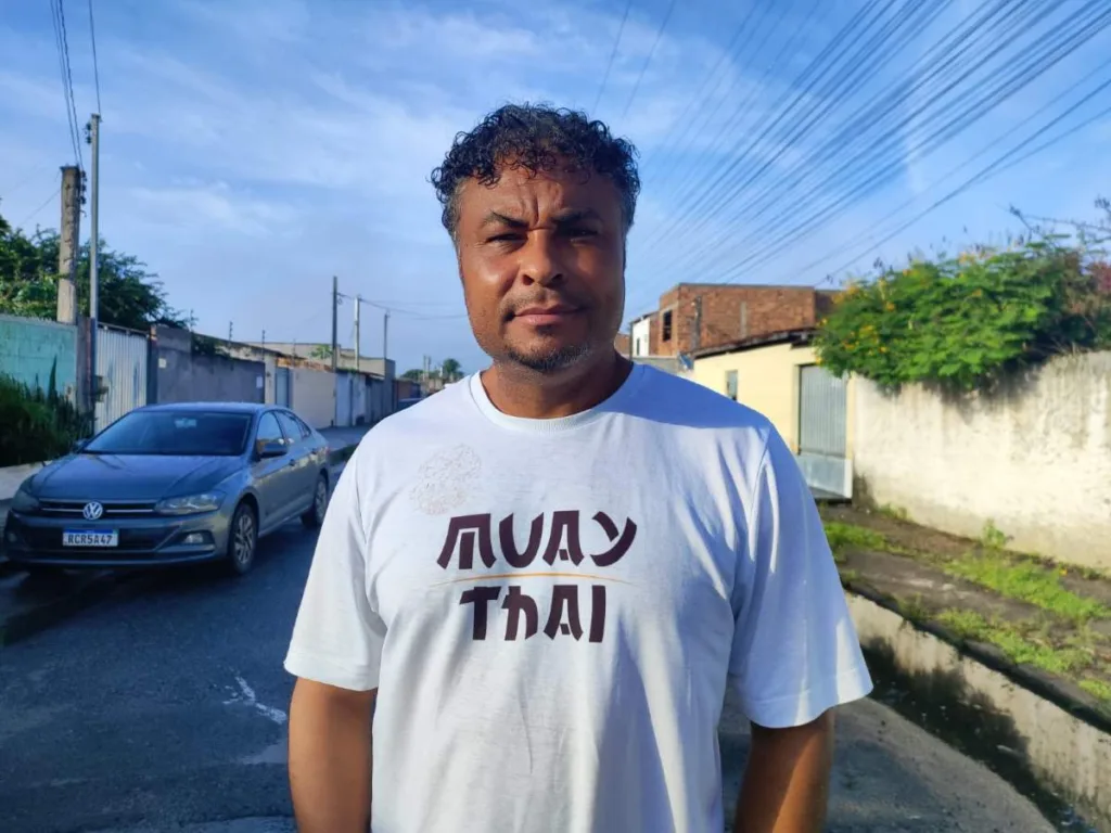 Jean Michel, morador reclama de vazamento de esgoto no bairro Panorama