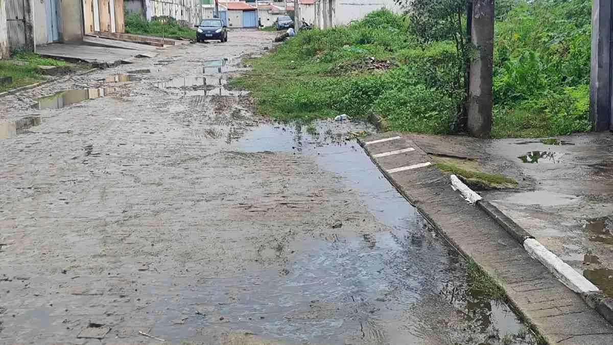 Moradores reclamam de esgoto a céu aberto em rua do bairro Conceição