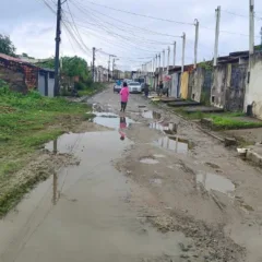 Moradores reclamam de esgoto a céu aberto em rua do bairro Conceição