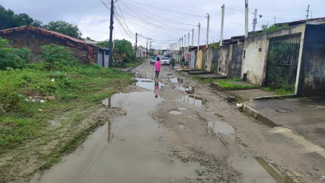 Moradores reclamam de esgoto a céu aberto em rua do bairro Conceição