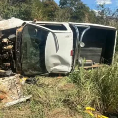 Idoso de 83 anos fica ferido após carro capotar — Foto: PRE