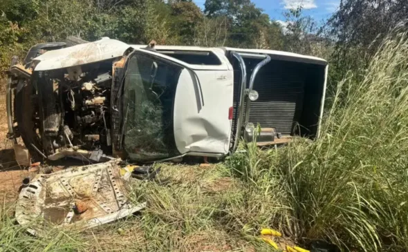 Idoso de 83 anos fica ferido após carro capotar — Foto: PRE