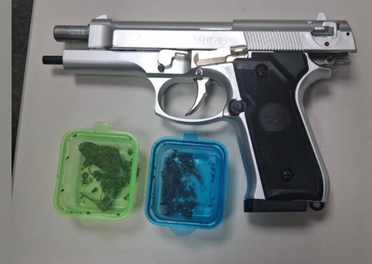 65ªCIPM apreende simulacro de arma de fogo e droga na Avenida Presidente Dutra, em Feira de Santana