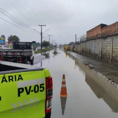 Veículos ficam presos em vala aberta por obra e trecho de rua é interditada no bairro SIM