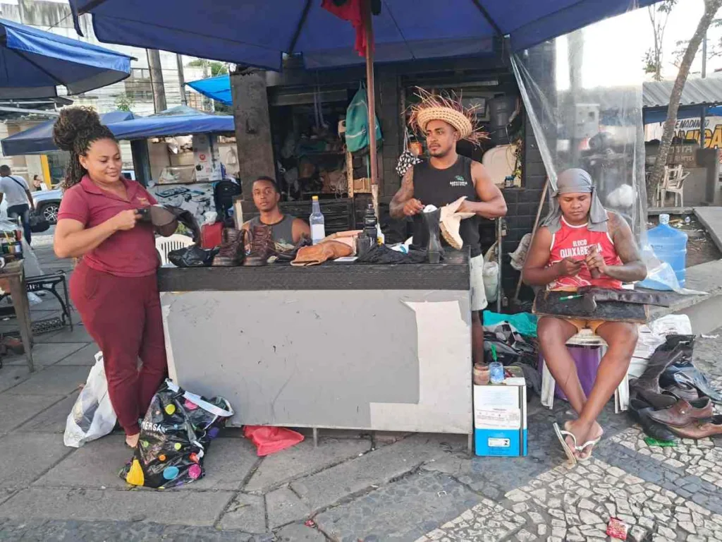 Compra online aumenta a demanda por ajustes e consertos de botas em Feira de Santana