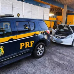 Homem é preso pela PRF após compra de carro roubado; veículo estava adulterado