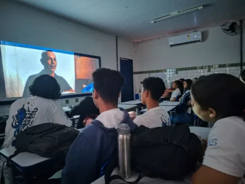 Projeto exibe filmes baianos gratuitamente em escola pública de Feira de Santana