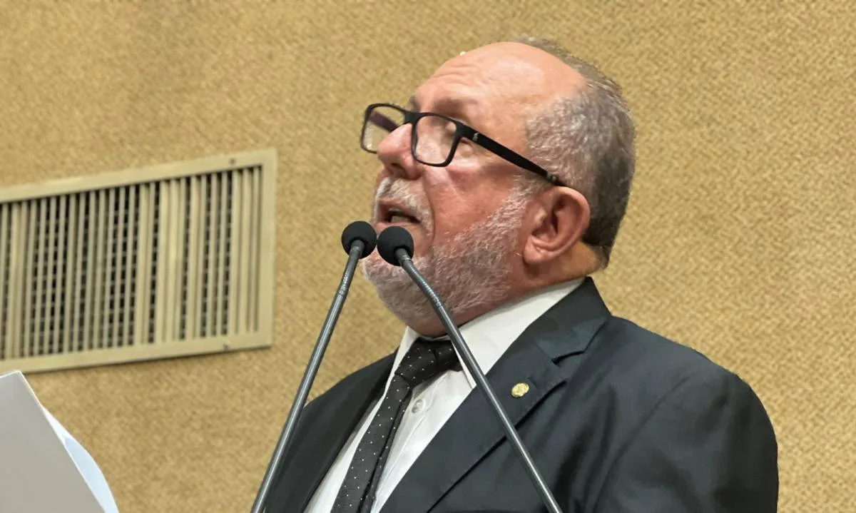 Deputado Arimateia reivindica recuperação asfáltica da Av. Sergio Carneiro