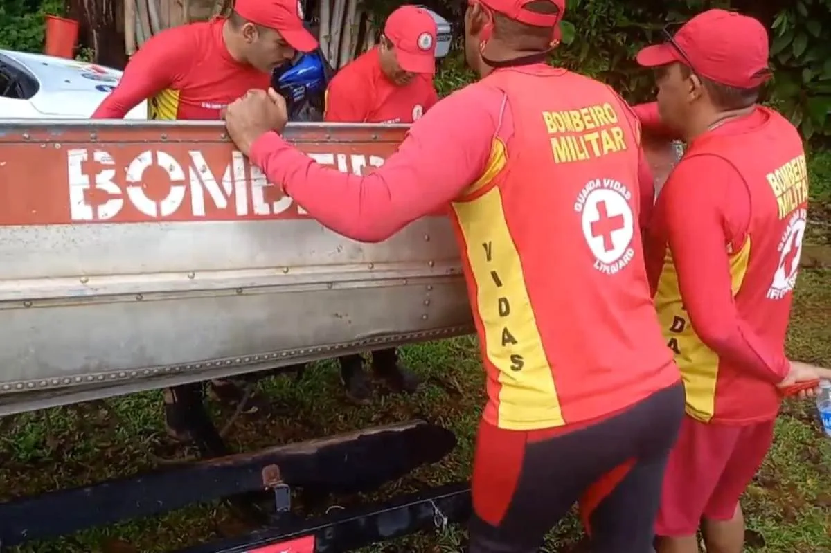 Operação com drone aquático busca corpos de vítimas de duplo homicídio em ferro-velho em Salvador