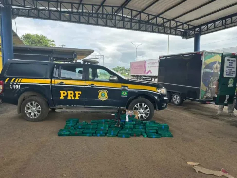 PRF apreende 132 kg de drogas e fuzil na BR-116