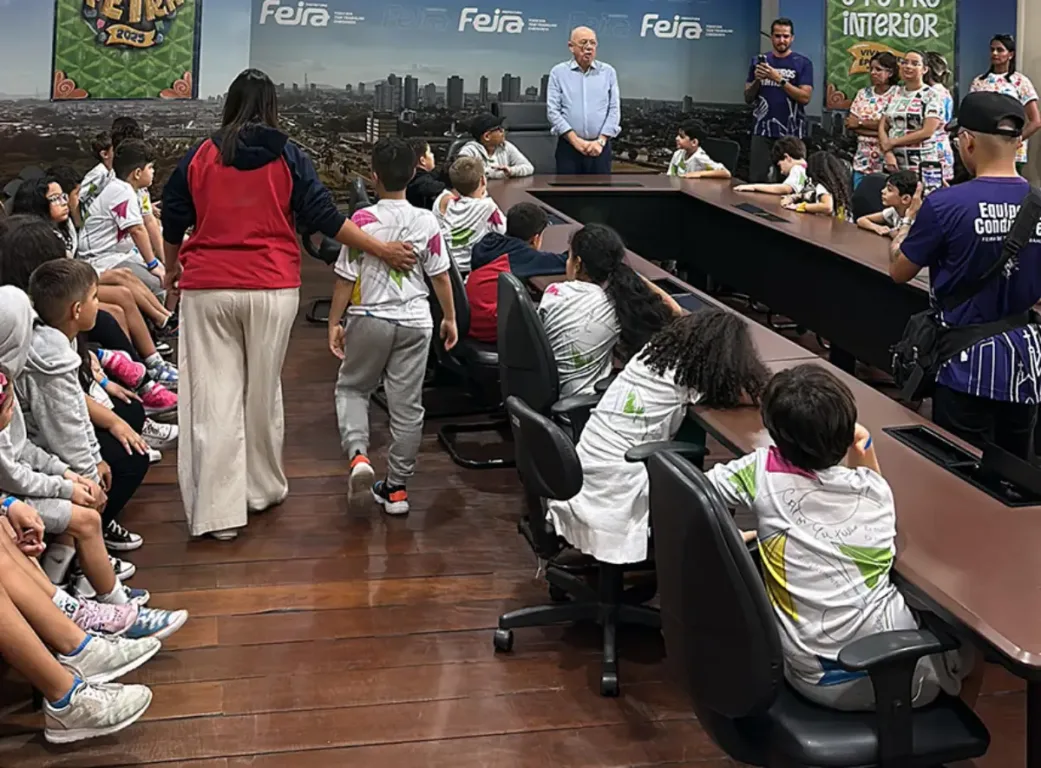 Crianças visitam o Paço Municipal