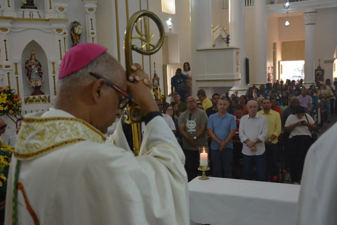 Don Zanoni celebrando missa em Bonfim de Feira na passagem da imagem peregrina do Senhor do Bonfim da Bahia