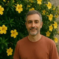 Alamanda como cultivar a trepadeira que dominou os muros em 2025