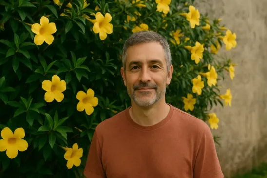 Alamanda como cultivar a trepadeira que dominou os muros em 2025