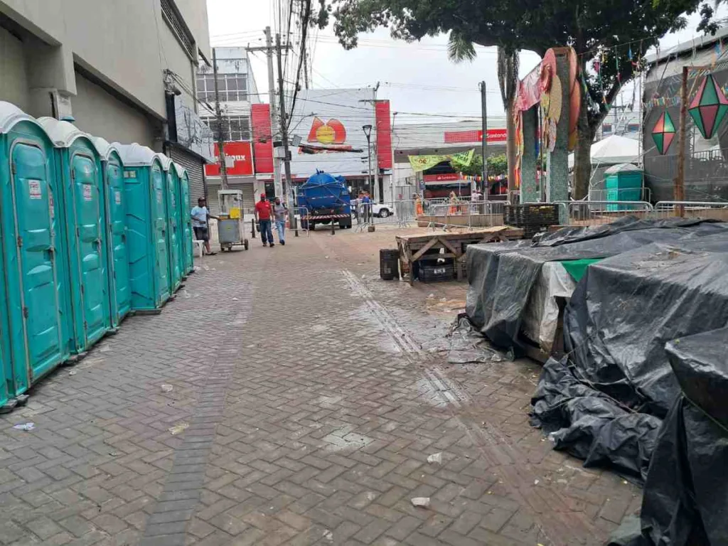 Banheiros químicos na praça Bernardino Bahia prejudica comerciantes de frutas e verduras