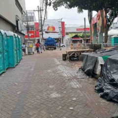 Banheiros químicos na praça Bernardino Bahia prejudica comerciantes de frutas e verduras