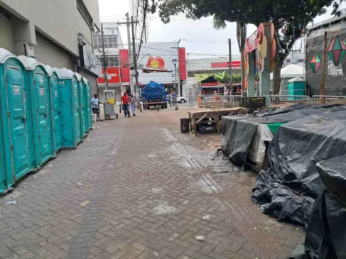 Banheiros químicos na praça Bernardino Bahia prejudica comerciantes de frutas e verduras