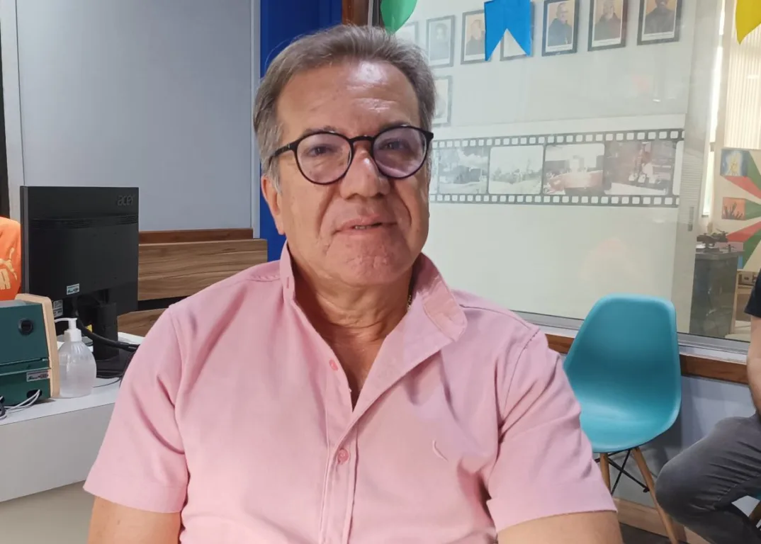 Cantor João Almeida relembra trajetória musical ao celebrar Troféu Zelito Miranda 2025