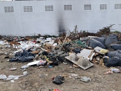 Descarte irregular de lixo nas ruas do bairro Queimadinha