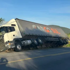 carreta tombada