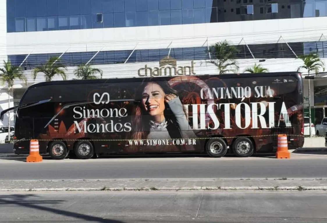 ônibus em frente a hotel