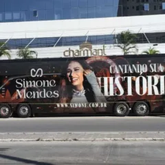 ônibus em frente a hotel