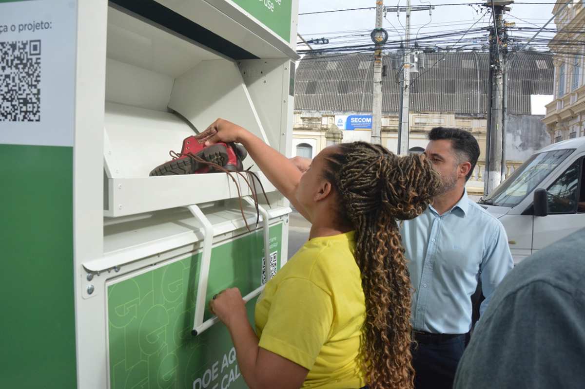 Feirenses já podem doar roupas e sapatos em contêiner no estacionamento da Prefeitura