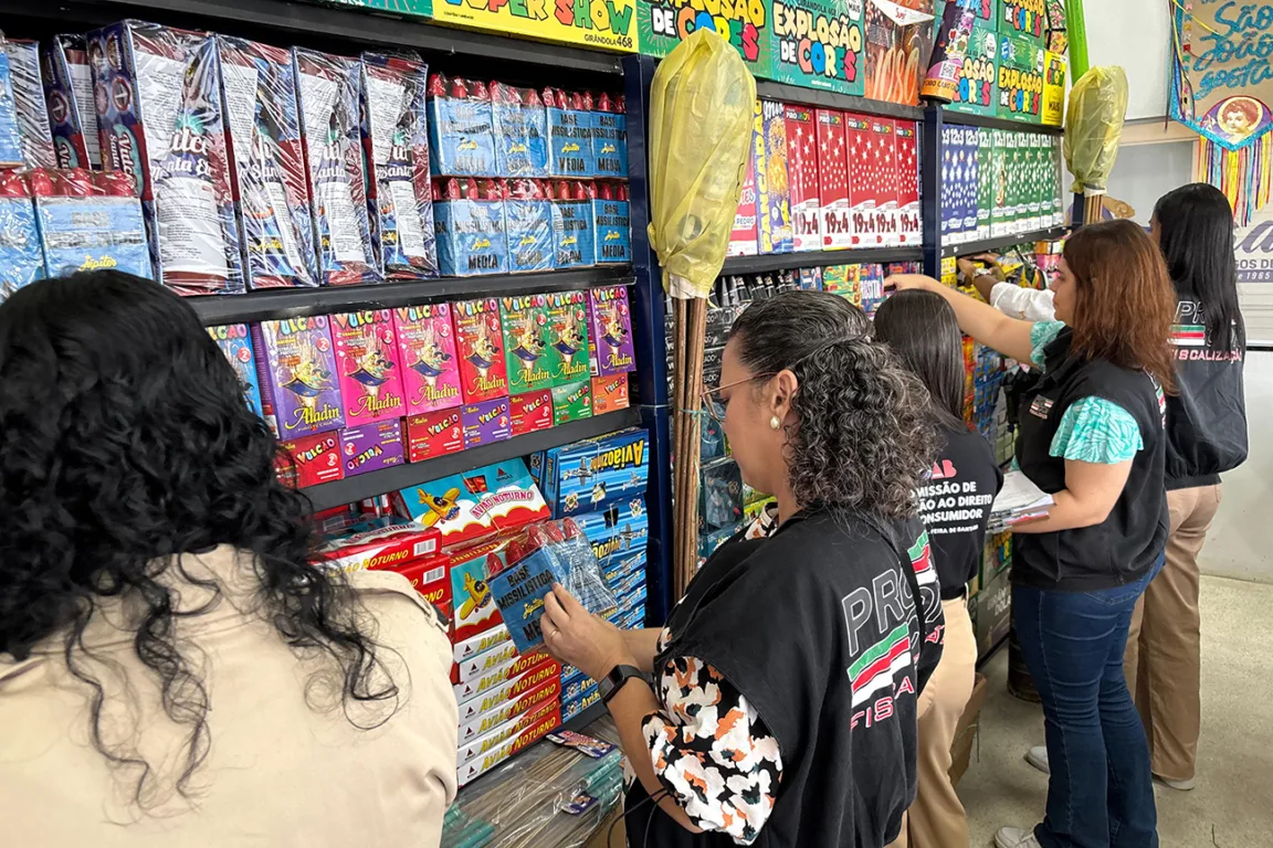 Procon retira quase 2 mil produtos irregulares de circulação em barracas de fogos durante festas juninas Procon retira quase 2 mil produtos irregulares de circulação em barracas de fogos durante festas juninas