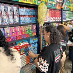 Procon retira quase 2 mil produtos irregulares de circulação em barracas de fogos durante festas juninas