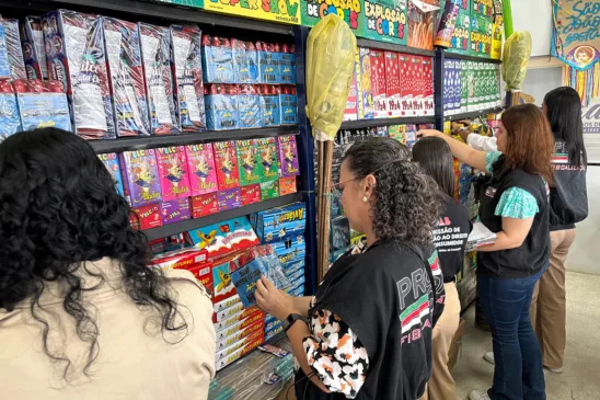 Procon retira quase 2 mil produtos irregulares de circulação em barracas de fogos durante festas juninas