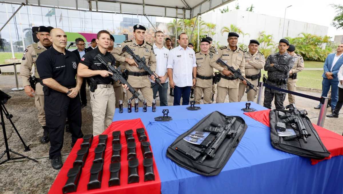 Forças policiais da Bahia recebem veículos blindados e fuzis