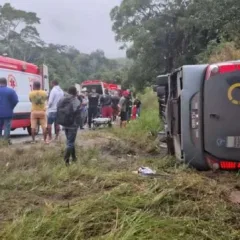 Uma criança e dois adultos morrem após ônibus tombar na BA-120