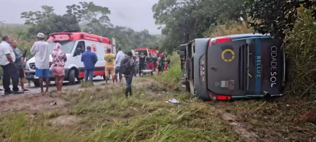 Uma criança e dois adultos morrem após ônibus tombar na BA-120