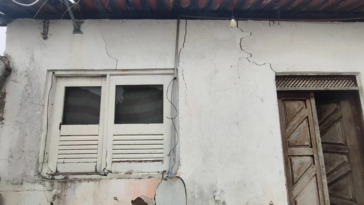 Moradores do bairro Tomba reclama de rachaduras causadas por córrego de esgoto