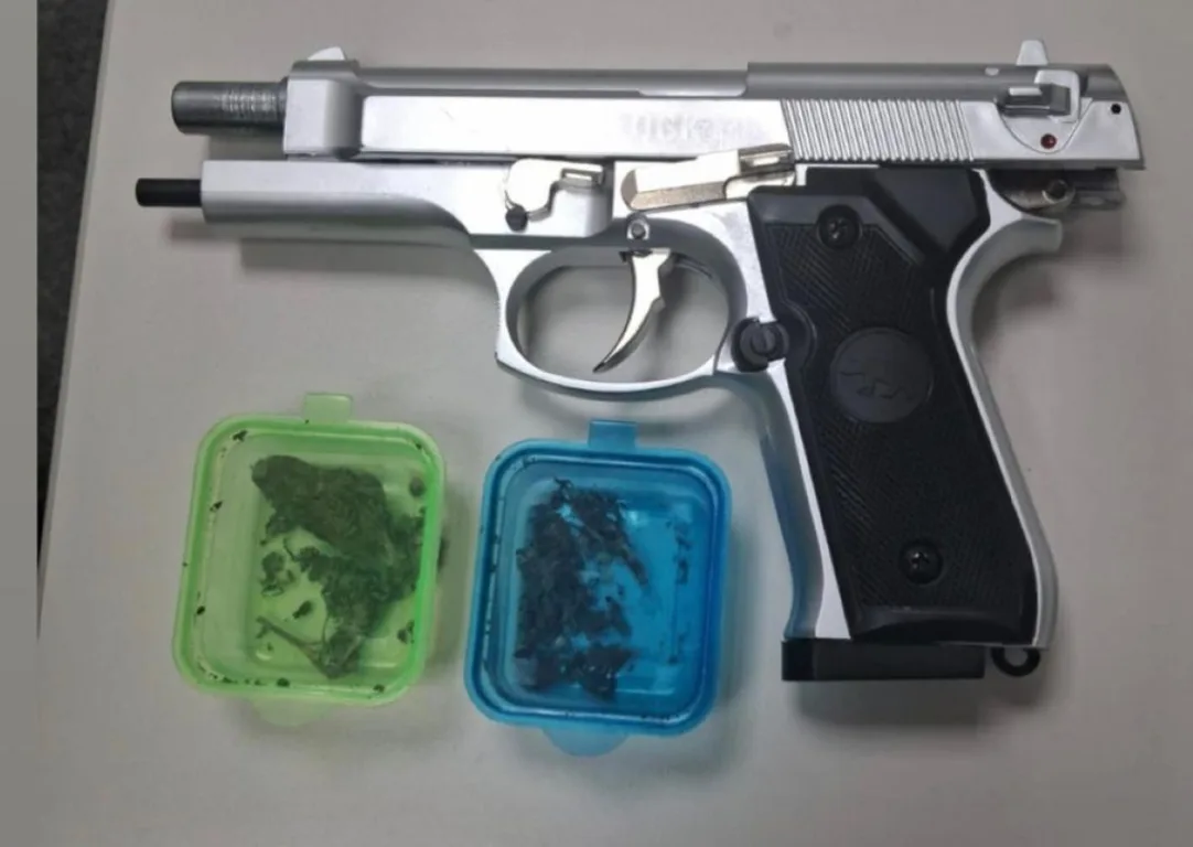 65ªCIPM apreende simulacro de arma de fogo e droga na Avenida Presidente Dutra, em Feira de Santana