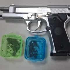 65ªCIPM apreende simulacro de arma de fogo e droga na Avenida Presidente Dutra, em Feira de Santana