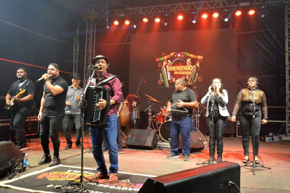 Forró pé-de-serra marca primeiro dia de festa em Tiquaruçu